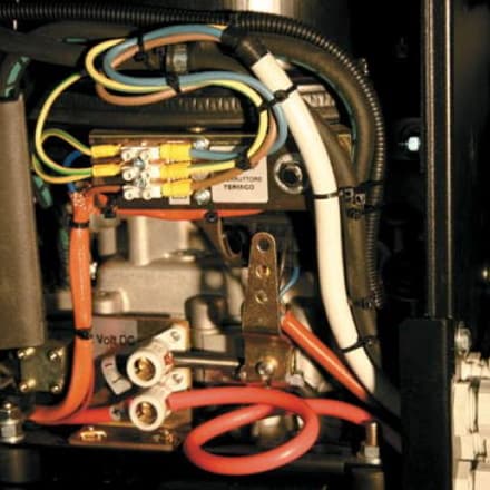 DETAILS VON AUFGEBAUTEN ELEKTRISCHEN ANLANGEN
