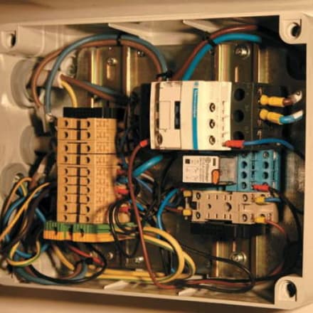 DETAILS VON AUFGEBAUTEN ELEKTRISCHEN ANLANGEN