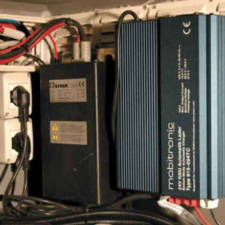 DETAILS VON AUFGEBAUTEN ELEKTRISCHEN ANLANGEN